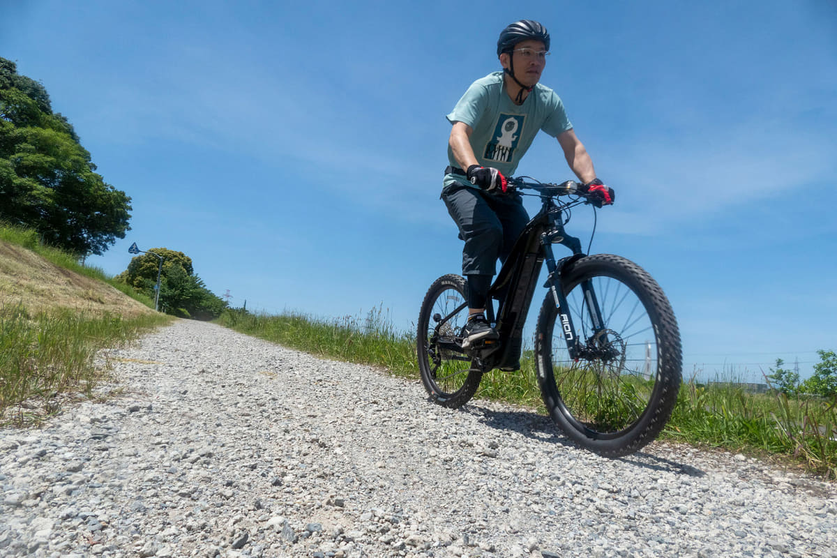 粗い砂利道もなんのその