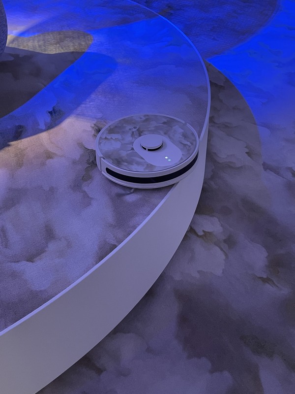 カーペットと一体化したデザインのロボット掃除機