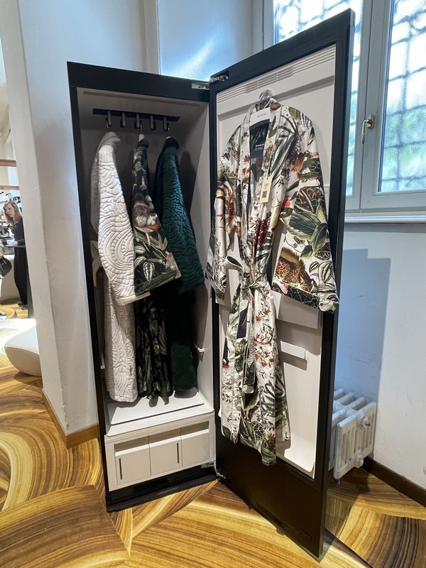 モーイならではのゴージャスなガウンが入ったLGスタイラー