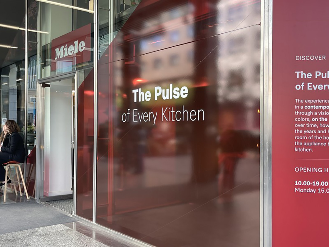 中心部となるブレラ地区にあるミーレのショールームもフォーリサローネ仕様に