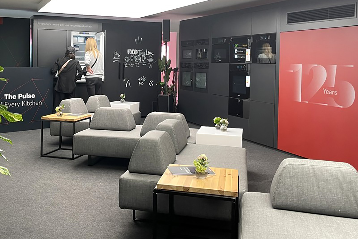 商談の場でもあるショールームの2階。右手に見えるのがハンドルレスArtLineシリーズのビルトイン調理機器の新しいカラー「オブシディアンブラック マット」。奥には扉部分にチョークなどで自由に絵や文字が描ける冷蔵庫も