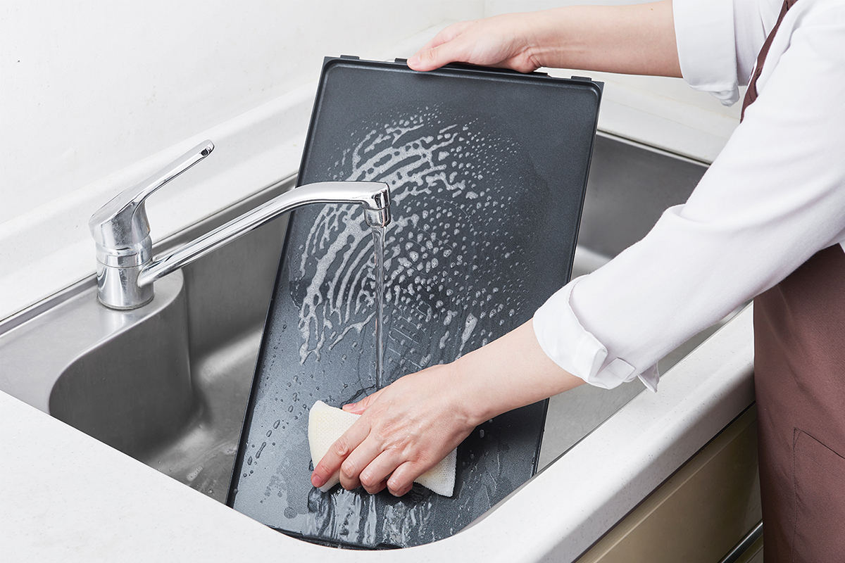 操作部を取りはずせば、プレートを丸ごと水洗い可能