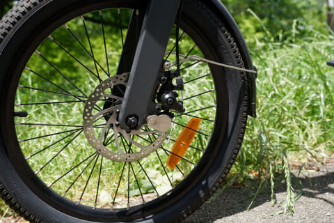 折りたたみミニベロみたいな特定小型原付! キックボードより快適で安全