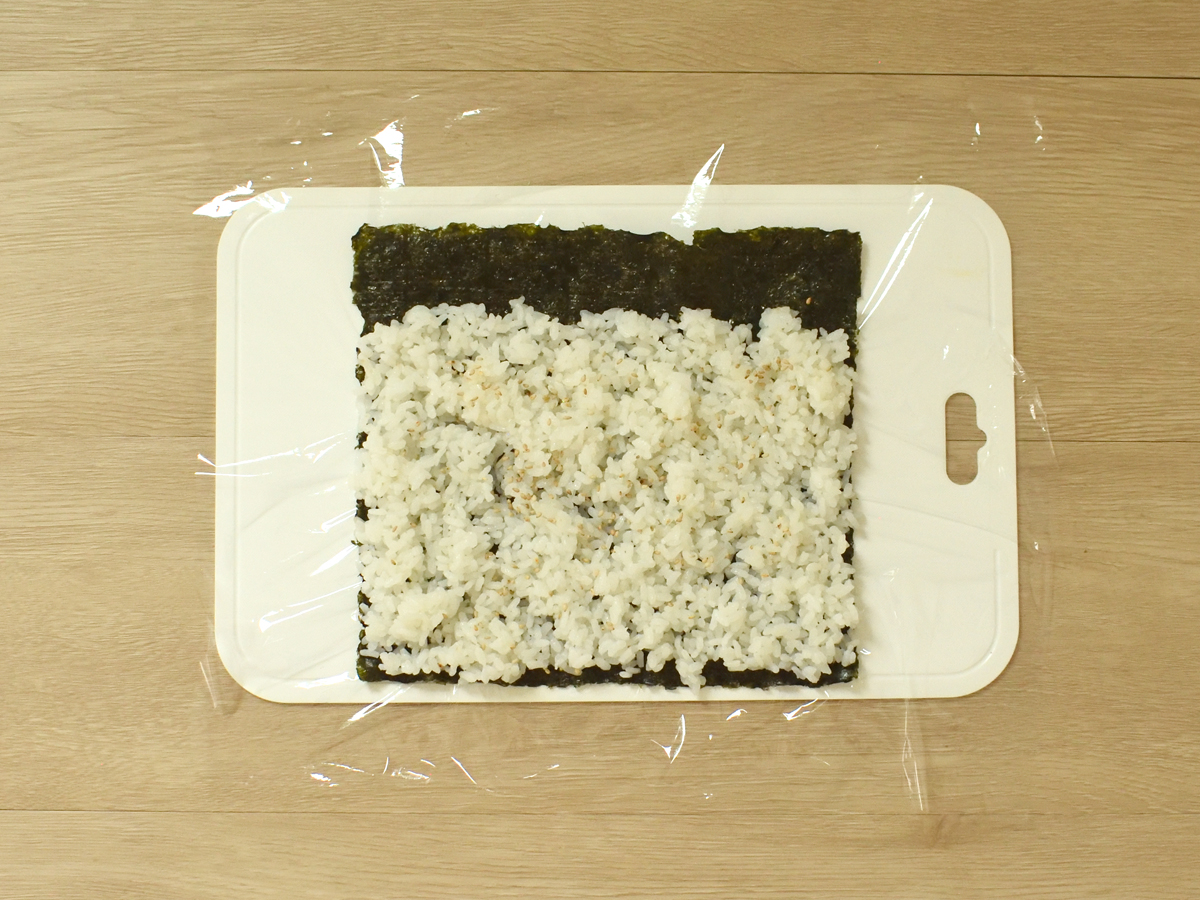 巻き終わりの幅を残してご飯を広げます