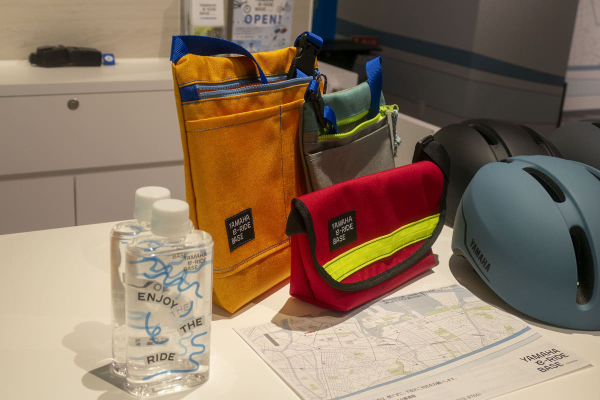 ヘルメットやサコッシュも無料でレンタルできます。水はポケットに入れやすいボトル形状になっています。こちらも無料