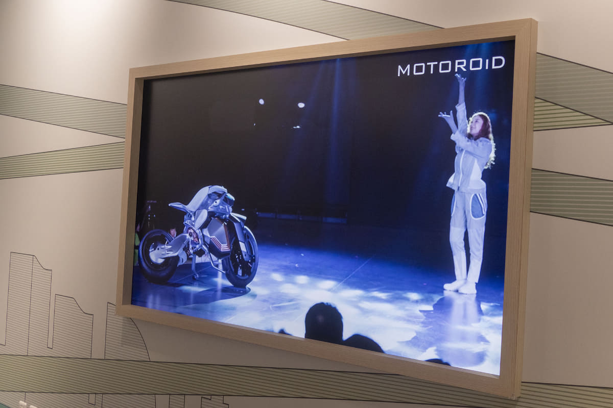 ジャパンモビリティショーでも話題になった"生き物のようなマシン"「MOTOROiD」も間近で見られる