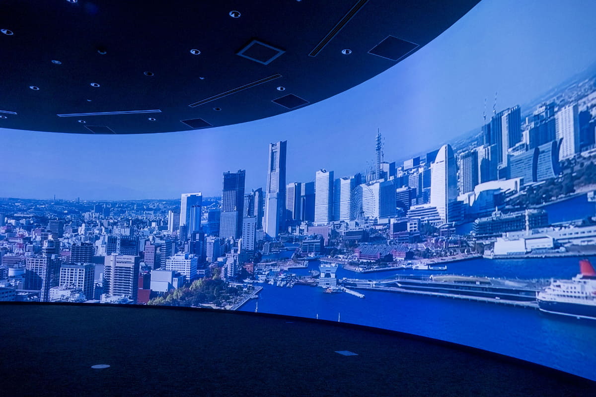 180度大型スクリーンを備える映像シアター