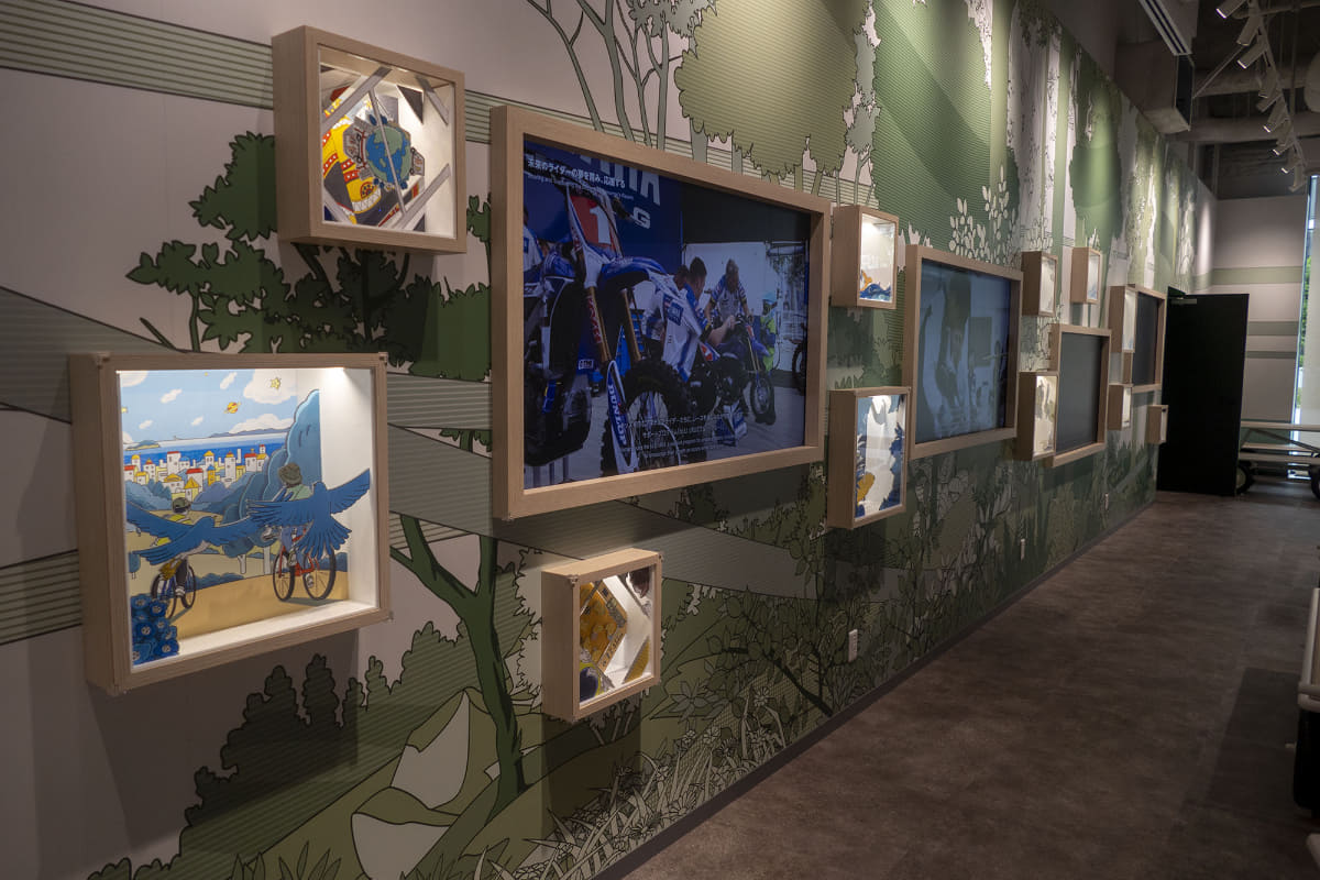 ヤマハの乗り物に関するショートムービーを見ながら、サブレやお茶で一休み