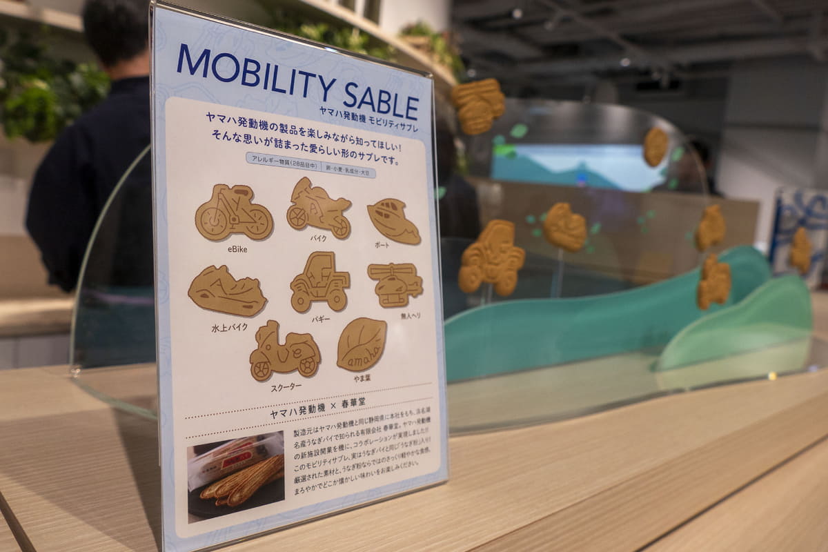 ラウンジではオリジナルサブレ、工場のある静岡県森町の茶葉で淹れたお茶もいただける。もちろん無料