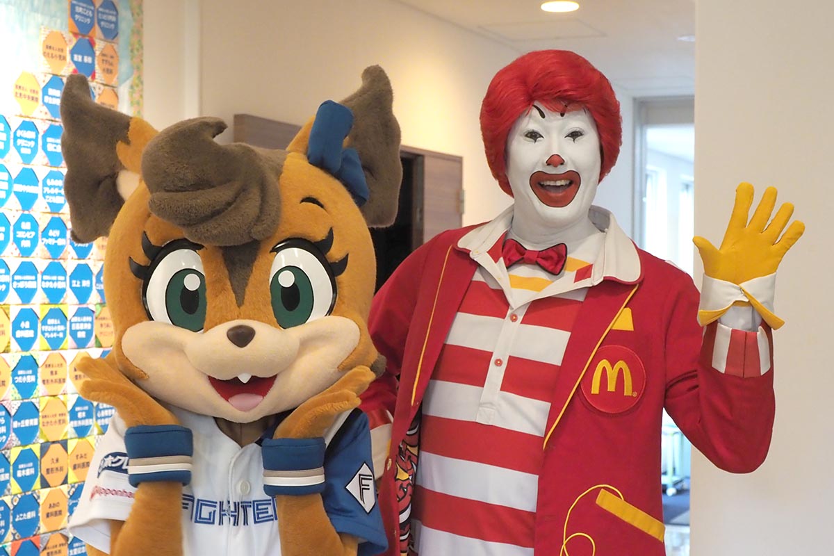 ドナルド・マクドナルドと、北海道日本ハムファイターズ マスコットのポリー・ポラリスがお出迎えしてくれた
