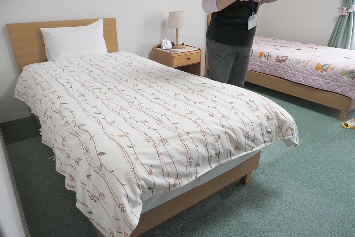 さっぽろハウスは、子供と家族が泊まれる個室のほか、リビングやダイニング、キッチン、プレイルーム、図書館などがあり、外には野菜や花などの畑も。運営費は募金や寄付でまかなっており、地域のボランティアによって運営が支えられている。部屋内には、利用者による日々の想いを記したノートも