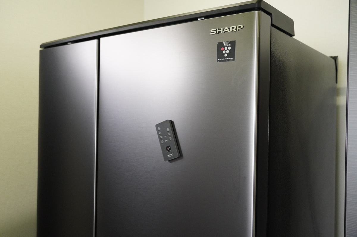 リモコンはマグネット付きで冷蔵庫にも付けておけます。我が家ではこの使い方でした