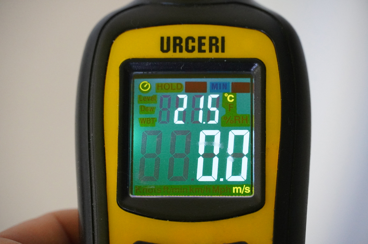 サーキュレーターを運転すると21.5℃まで下がりました。部屋の空気が循環しているので、ムラなく冷やせます