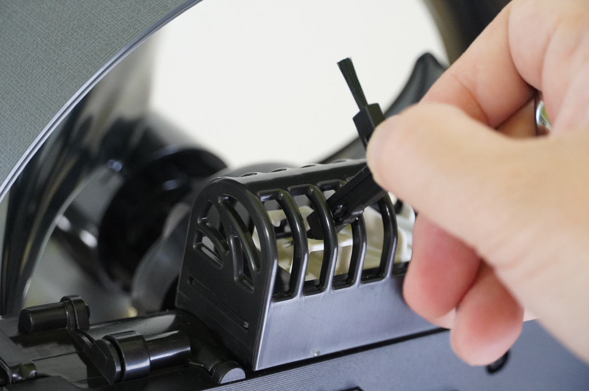 半年に一度、プラズマクラスターユニットの清掃をする必要があります。ただ、付属のブラシでサッとこすればいいのですぐに終わります