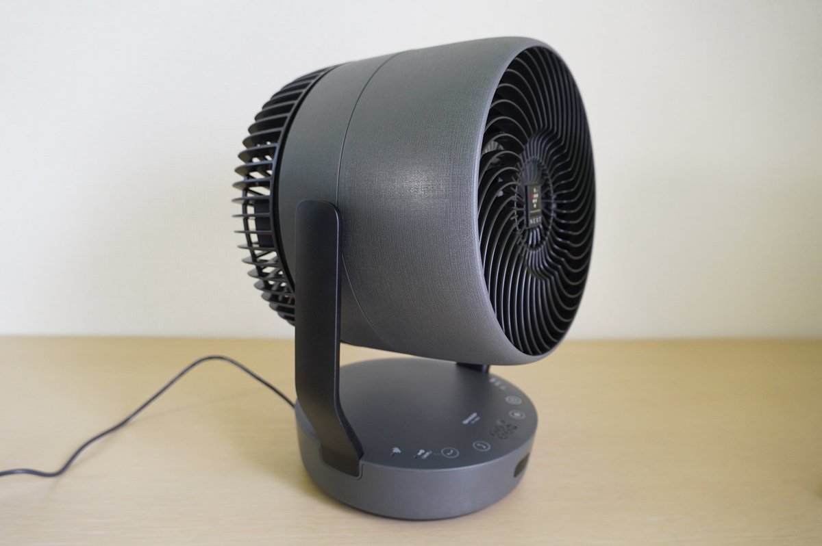 ブラック系(アッシュブラック)。サーキュレーターの中でも、高級感があるデザインです。本体サイズは253×197×329mm(幅×奥行き×高さ)、重さは約2.6kg