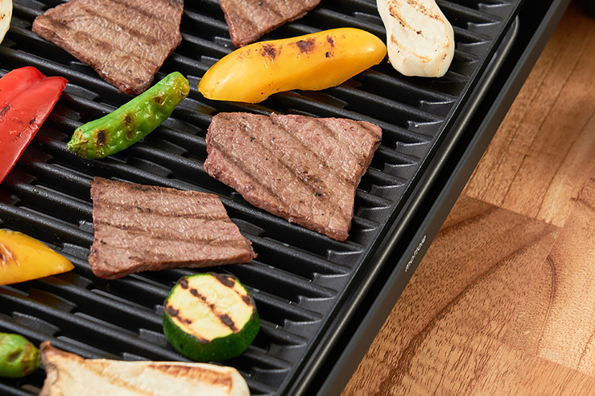 プレートのふちに傾斜も付いている