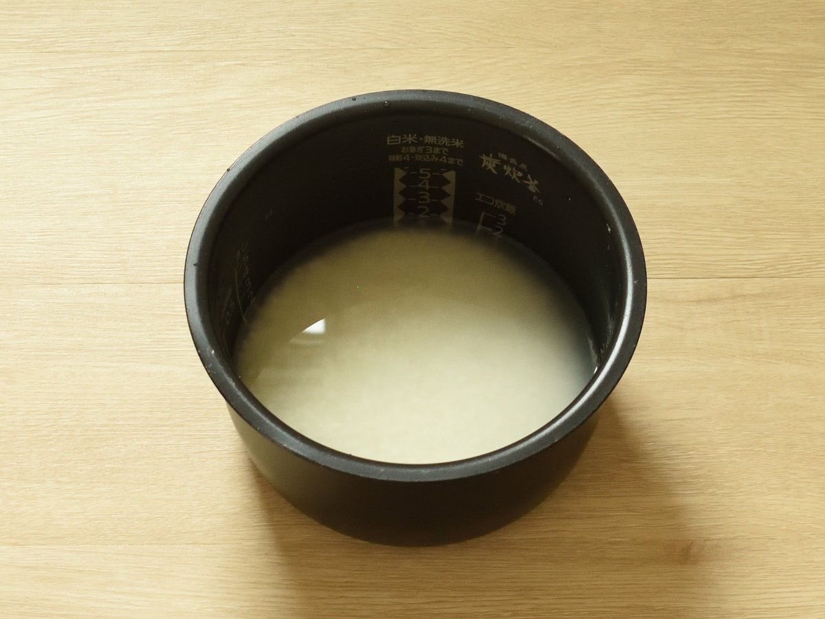 炊飯釜の水位線まで水を入れます