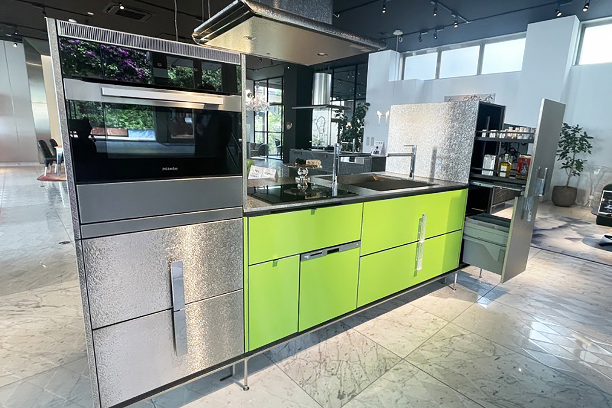 鮮やかなグリーンが目を引く「iNOフレッシュグリーン」など豊富なデザインを用意