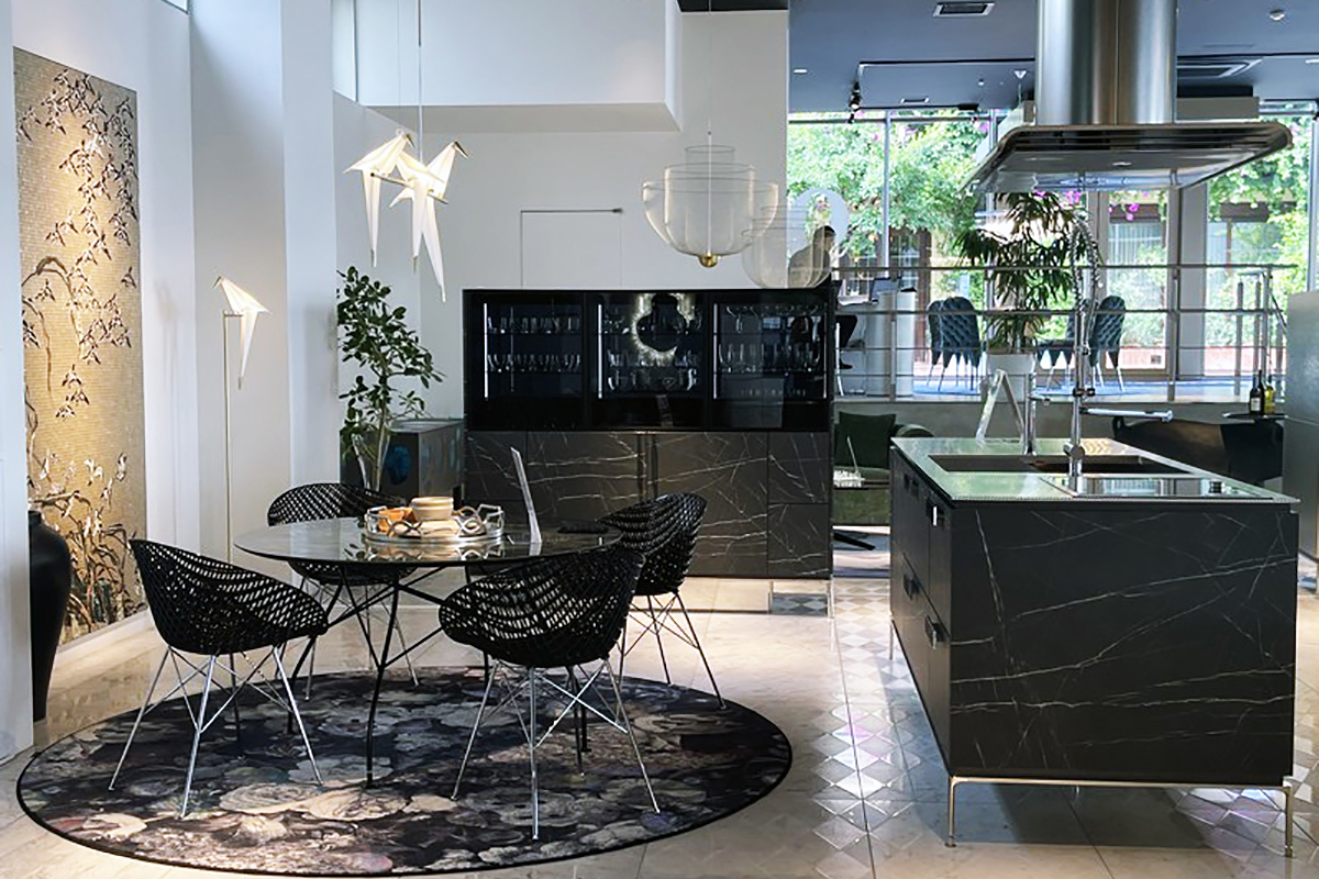 シックなカラーと鳥のデザインの照明が印象的なコーナー