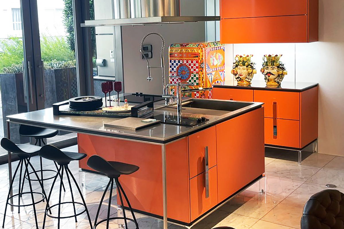 比較的コンパクトにまとまっているため、マンションでも取り入れやすく人気があるQランド。パッションオレンジはホワイトやブラックといったカラーとの組み合わせはもちろんのこと、同系色であるブラウンとも相性が良く、木をふんだんに用いたナチュラルな住宅によくマッチするという