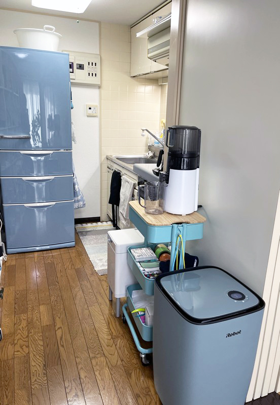 キッチンスペース。冷蔵庫は約10年前にAQUAの冷蔵庫をお気に入りのブル―グレーに塗装してもらったもの
