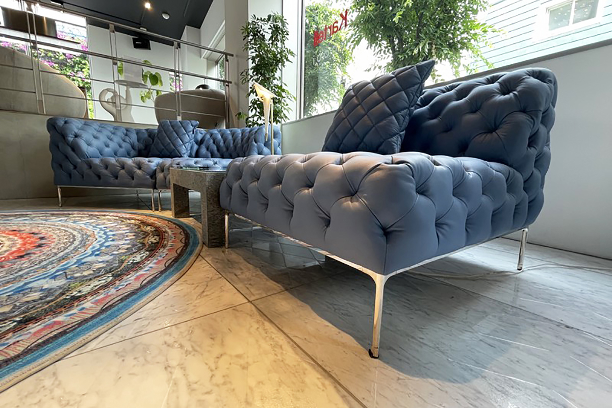 キッチン・ダイニングの隣には、同じデザインのシステムソファ「集(つどい)」が置かれ、LDKを1つの空間として捉える「リビングコア」の考え方を提示している