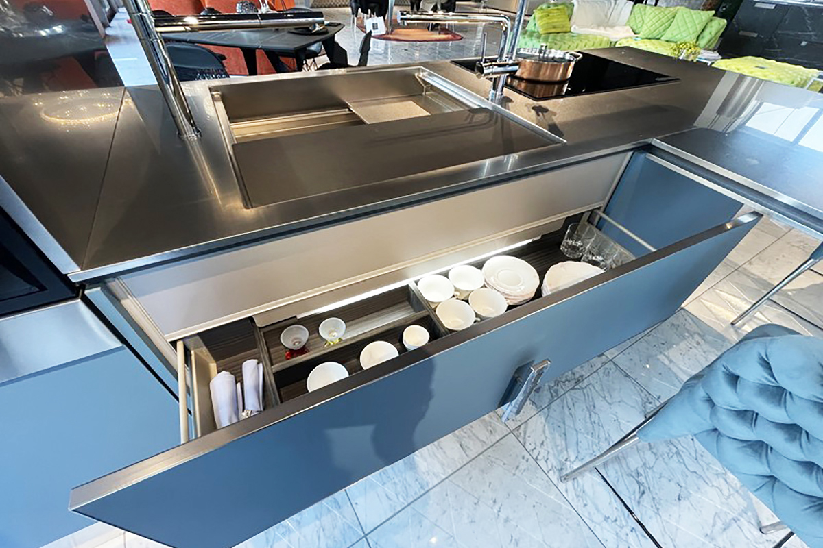 テーブルセッティングがしやすいよう、ダイニング側に引き出し収納が用意されている