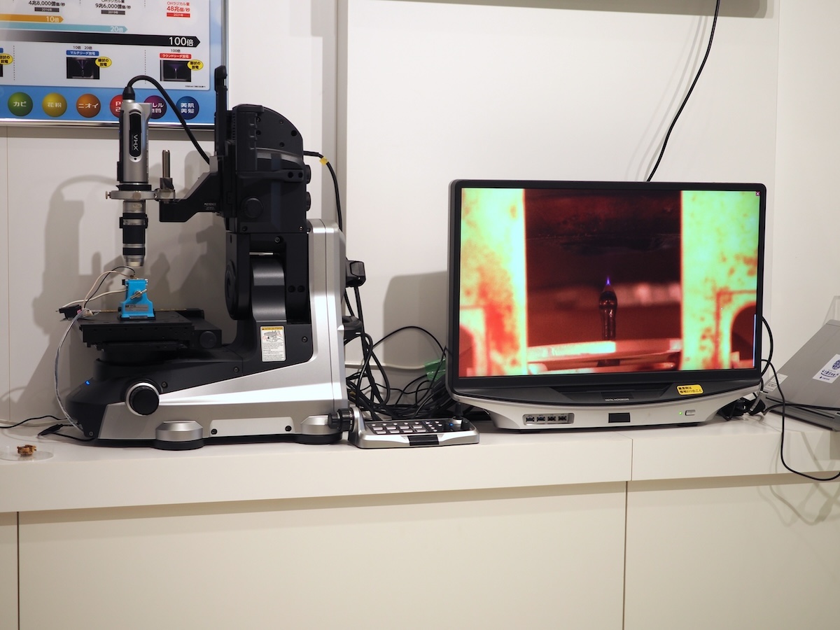 顕微鏡にナノイー発生機を設置し、ナノイーが発生している様子をディスプレイに表示。放出されるナノイー自体は視認できないが、何かをやっていることは確認できた(水に電圧をかけている)