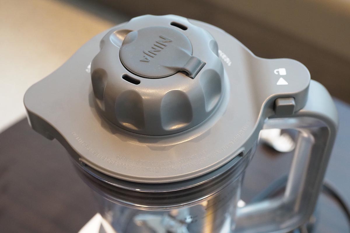 上部のつまみを回すとタンパーも回転