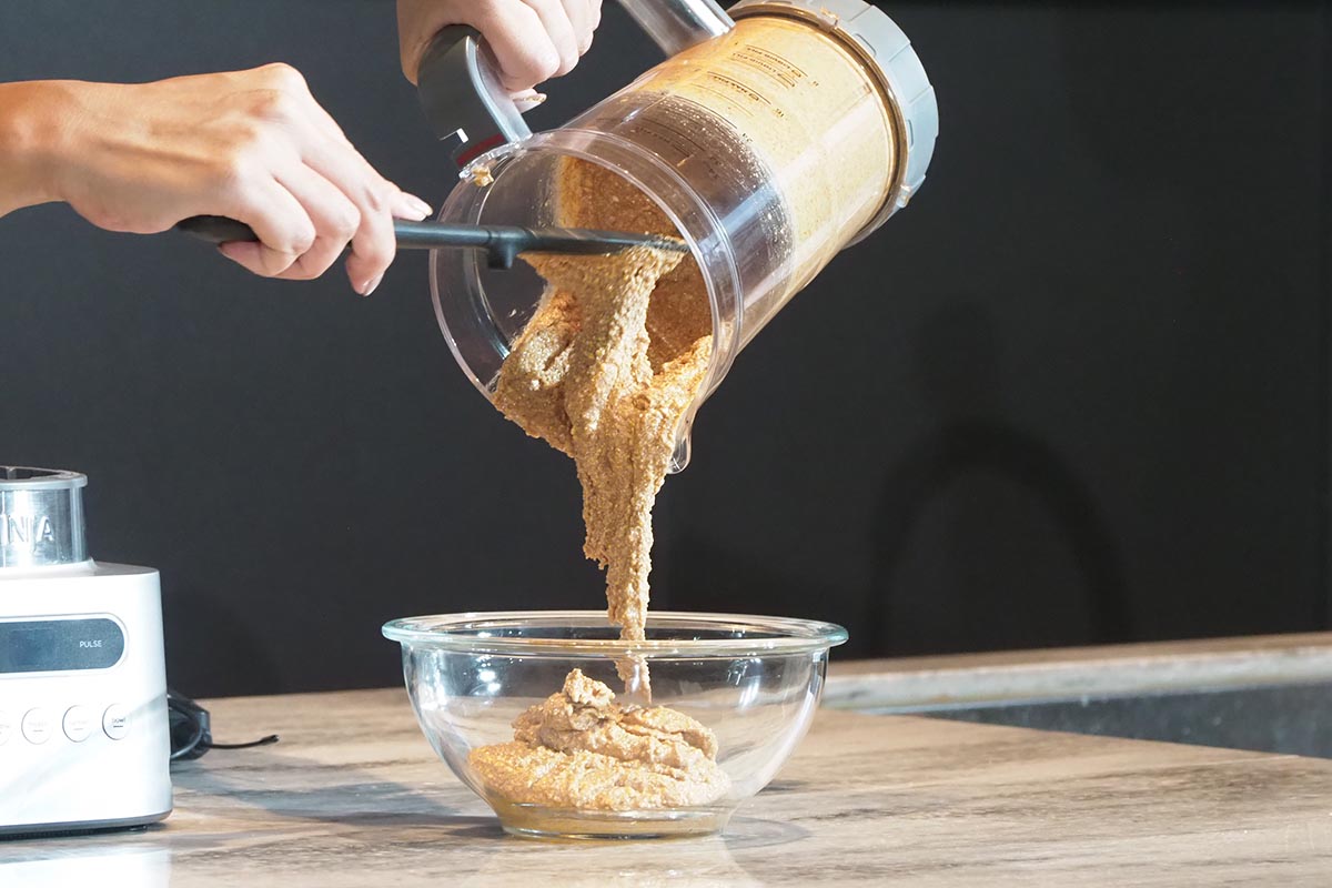 油とアーモンドだけで、ねっとり感のあるアーモンドバターに