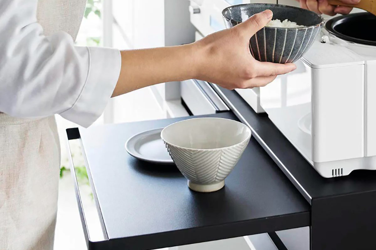 スライドテーブルは料理の一時置きや調理スペースに活用できる