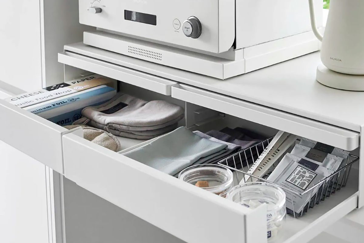 引き出しはカトラリーやラップ類の収納に