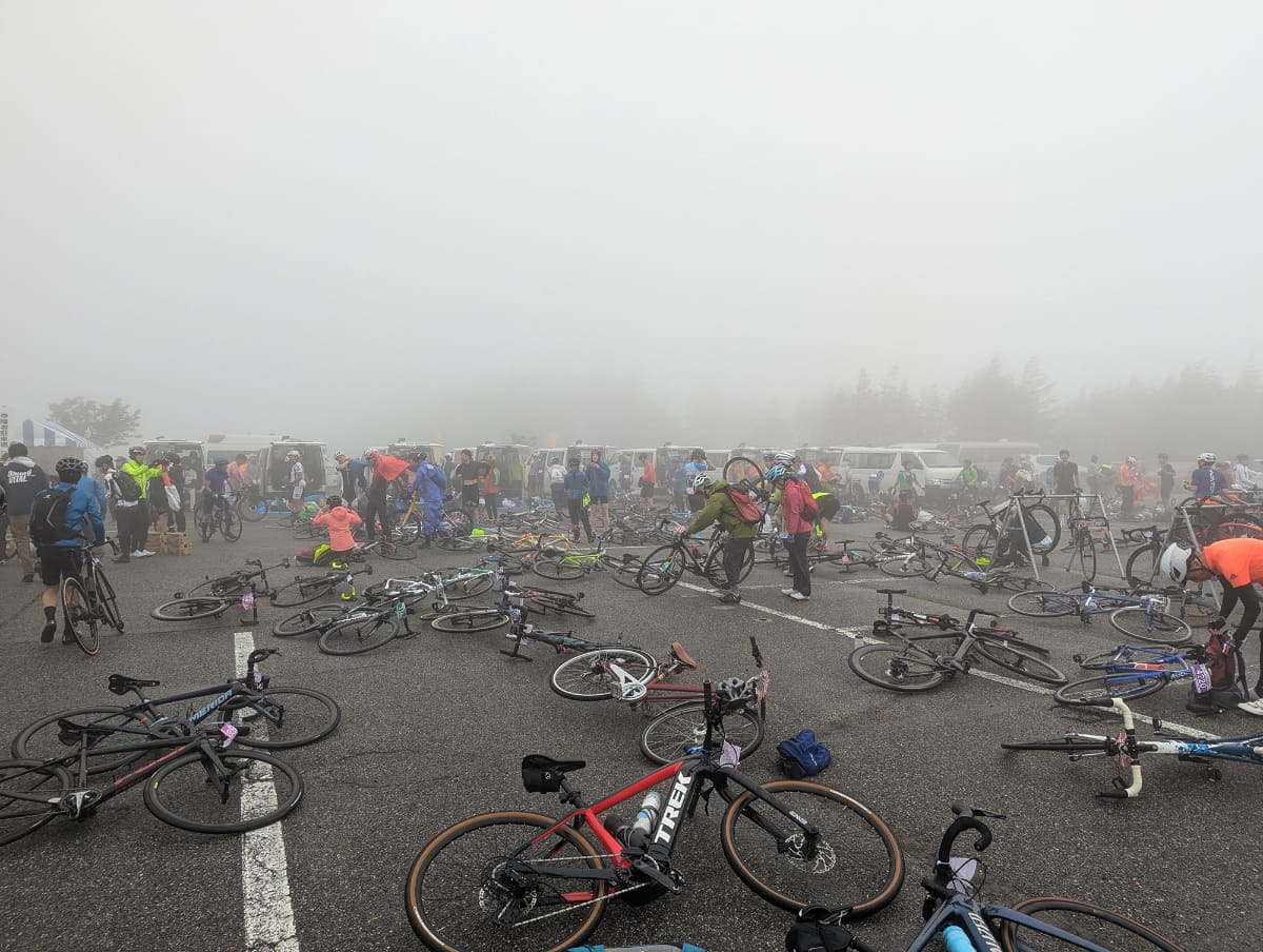 残念ながらレース本番は天候に恵まれず……ゴールの様子