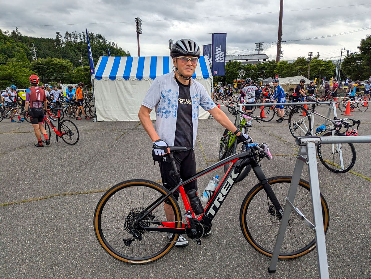トレック「Powerfly 5」のオーナーである田村さん。<a href="https://kaden.watch.impress.co.jp/docs/readers/ebike_people/1491693.html" class="n" target="_blank">読者投稿</a>にもあるように変わらずヒルクライムやレースを楽しんでいます。今回のレースでは事前の試走の際に路面状況を考慮してグラベルロードタイヤで参戦。2年前は2位でしたが今回は9位で、レースのレベルが高まっていて「もっと練習しないと」と語っていました