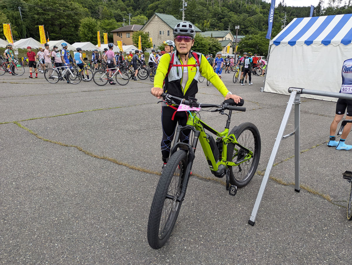 初期のメリダ「eONE.SIXTY 500」オーナーの藤原さん。大阪からの参戦で日頃はe-MTBでヒルクライムを楽しんでいるそうで、秋には大容量バッテリーの新車で「松野四万十バイクレース」も走る予定