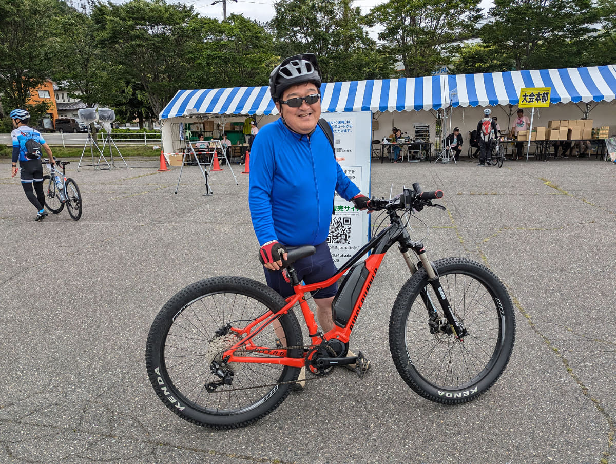 初期のミヤタ「RIDGE-RUNNER」オーナーさん。昨年はバッテリーが切れてしまったため、今回はバックパックにスペアバッテリーを背負って参戦。重たいバッテリーを背負って走るなんて……と思うかもしれませんが、それができてしまうのがe-bike。無事にリベンジを果たして笑顔です。また、地元でもe-bikeのツアーなどが増えているそうで、楽しさを伝えることに協力していきたいと話してくれました