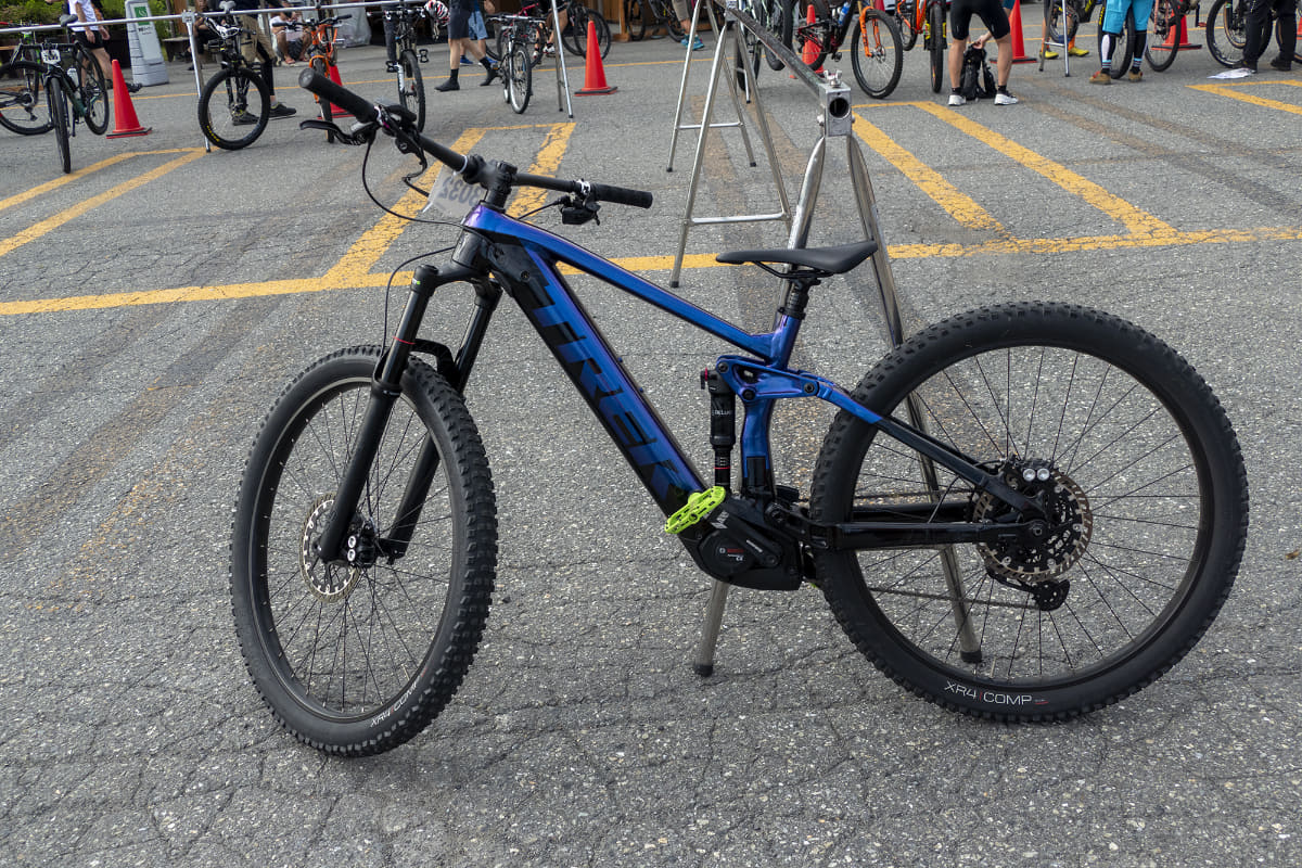 出会った・見かけた順にご紹介していきます。トレックのフルサスe-MTB「Rail 5」。おそらく2021年モデル?