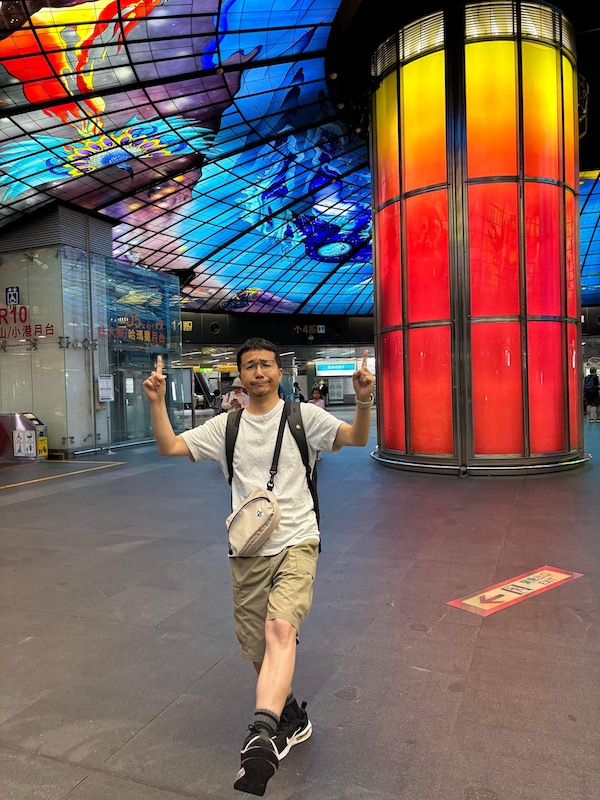 カバンの中身を大公開。上着を着ないシーズンはチャムスのショルダーポーチを愛用しています。コロナ以降再開した台湾旅行もリュック+ショルダーポーチスタイルで