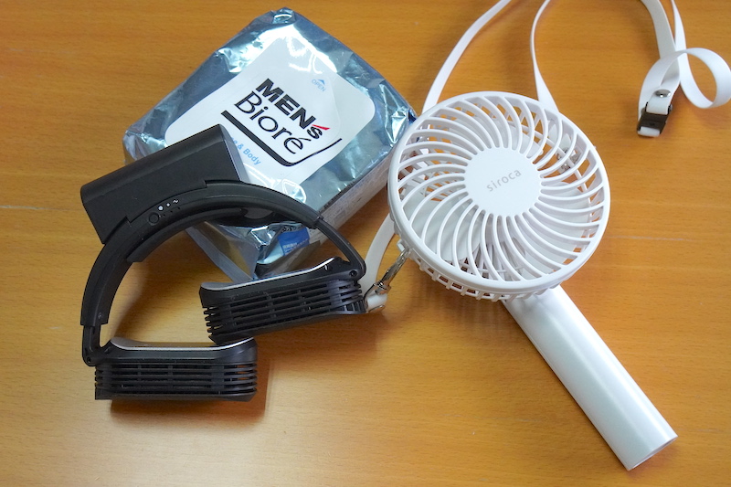 ハンディファン(シロカ)、ネッククーラー(サンコー)、汗拭きシート