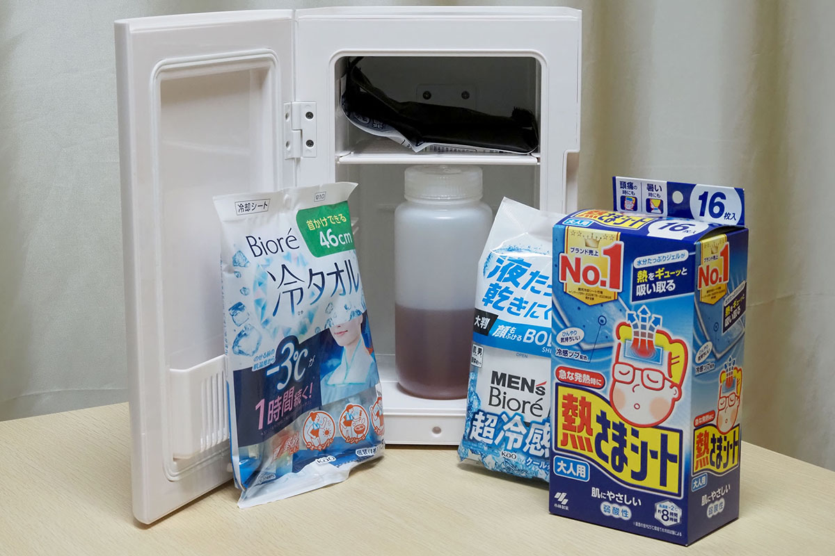 上段に空間ができたので、そこに冷感タオルやおしぼりを入れてみました。以前は常温のおしぼりで顔を拭いたりしていました。しっかり冷えたおしぼりで拭くと、仕事中にかなりリフレッシュできます! また上段に熱さまシートの類を入れておくと、強い冷感を楽しみつつ、実際に頭部の発熱に対応できて気持ちいいです。少量のシートならドアポケットに入れてもいいですね