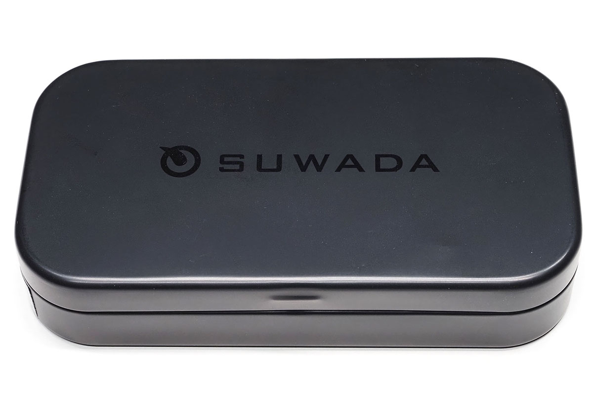 購入すると、専用の缶ケースに入って届きました