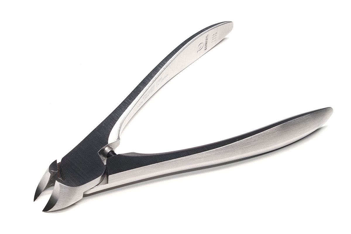 こんな形状。ニッパー型の爪切りですが、細部まで仕上げが美しく、非常に高い工作精度を直感させます