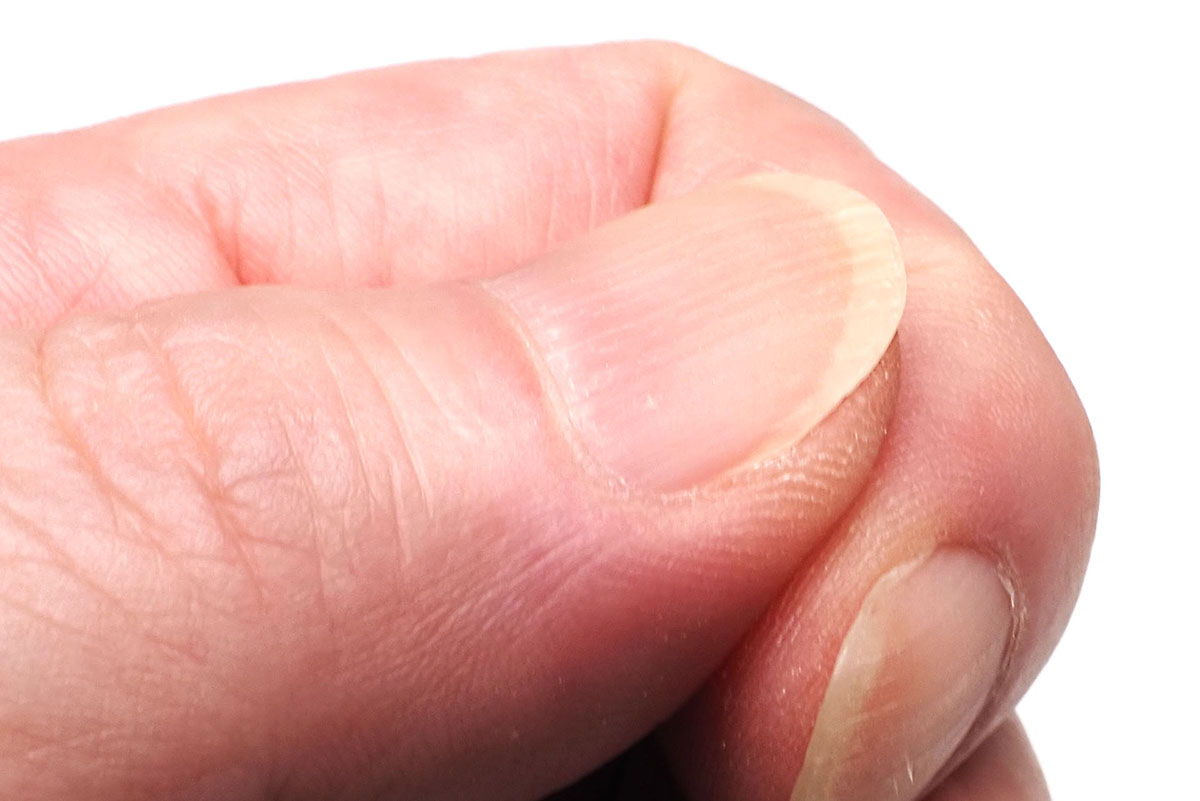 こちらは爪切り前の親指。親指右側の手前エッジをなるべく残さず除去するのが、筆者の目指す爪切りです。爪ヤスリ(ネイルファイル)だとそれが可能なんですが、時間がかかるし爪の削りカスも出るしメンドクサイ!