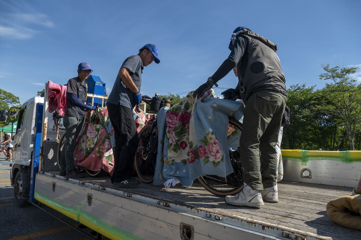 愛車がトラックに積み込まれていきます