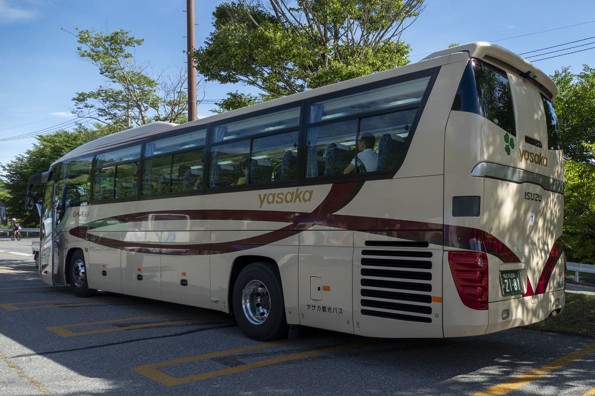 参加者はバスでスタート地点まで移動