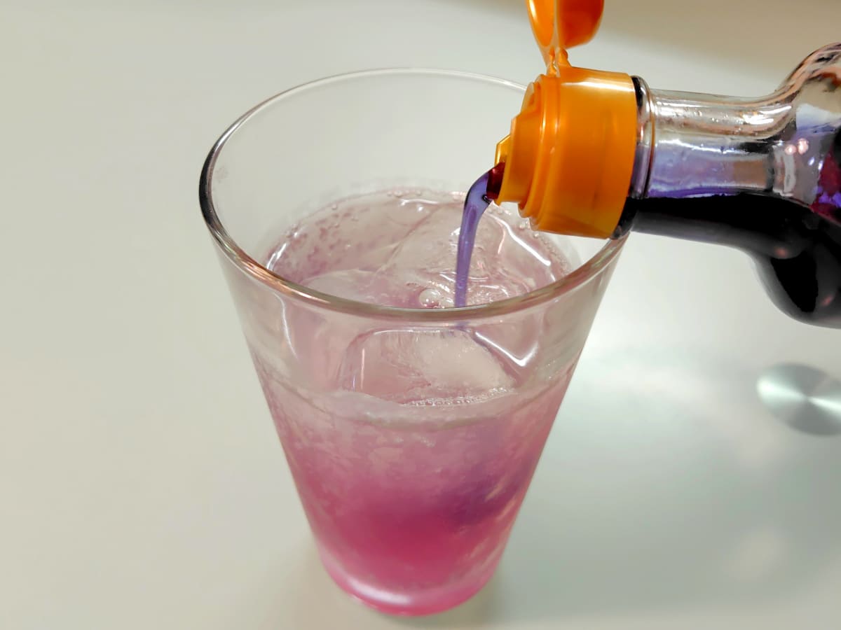 ブルーのシロップがパープルやピンク色に変わる