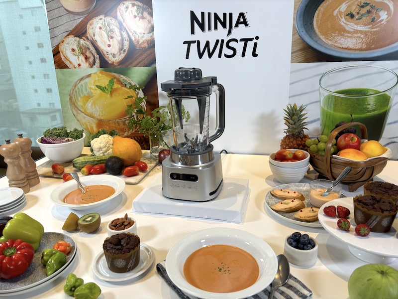 今回使用したシャークニンジャ「Ninja Twistiミキサー」。1,100Wのハイパワーと1,000mlの大容量、内蔵タンパー(攪拌棒)で料理の下ごしらえにも使いやすい