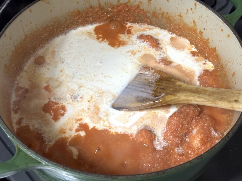 鍋で全ての材料を混ぜ合わせる。トマトって飛び跳ねが多いよね