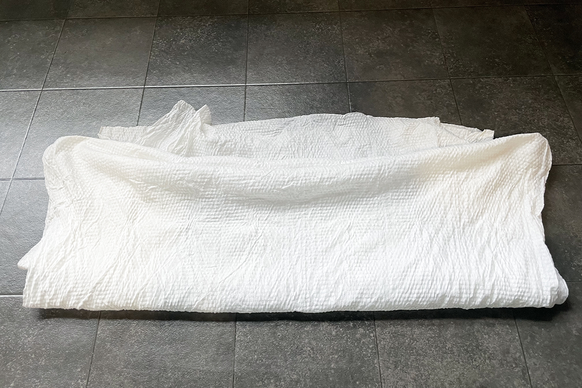 コップ半分程度の水をかけるとモリモリ膨らみ「バスタオル」に