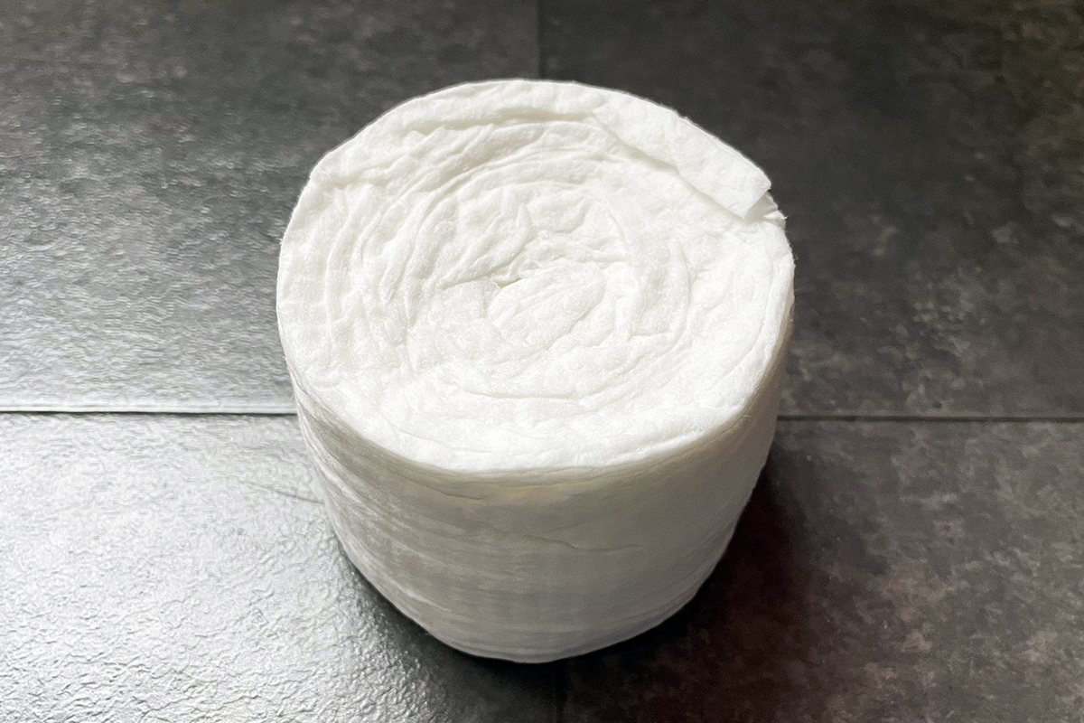 圧縮バスタオルの中身。白いバスタオルが入っている